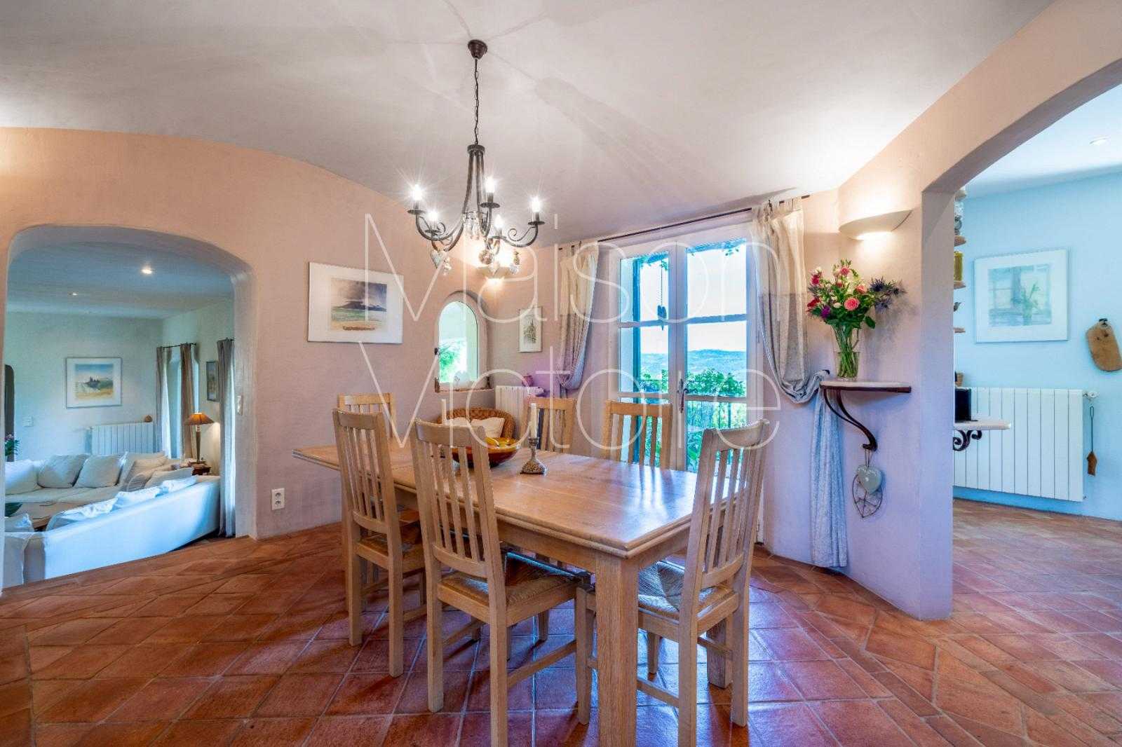 Casa nel Saint-Saturnin-les-Apt, Provence-Alpes-Cote d'Azur 10151752