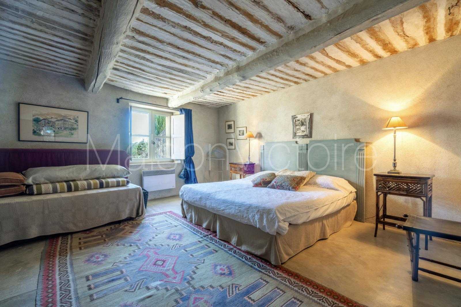 House in Gordes, Provence-Alpes-Côte d'Azur 10151760