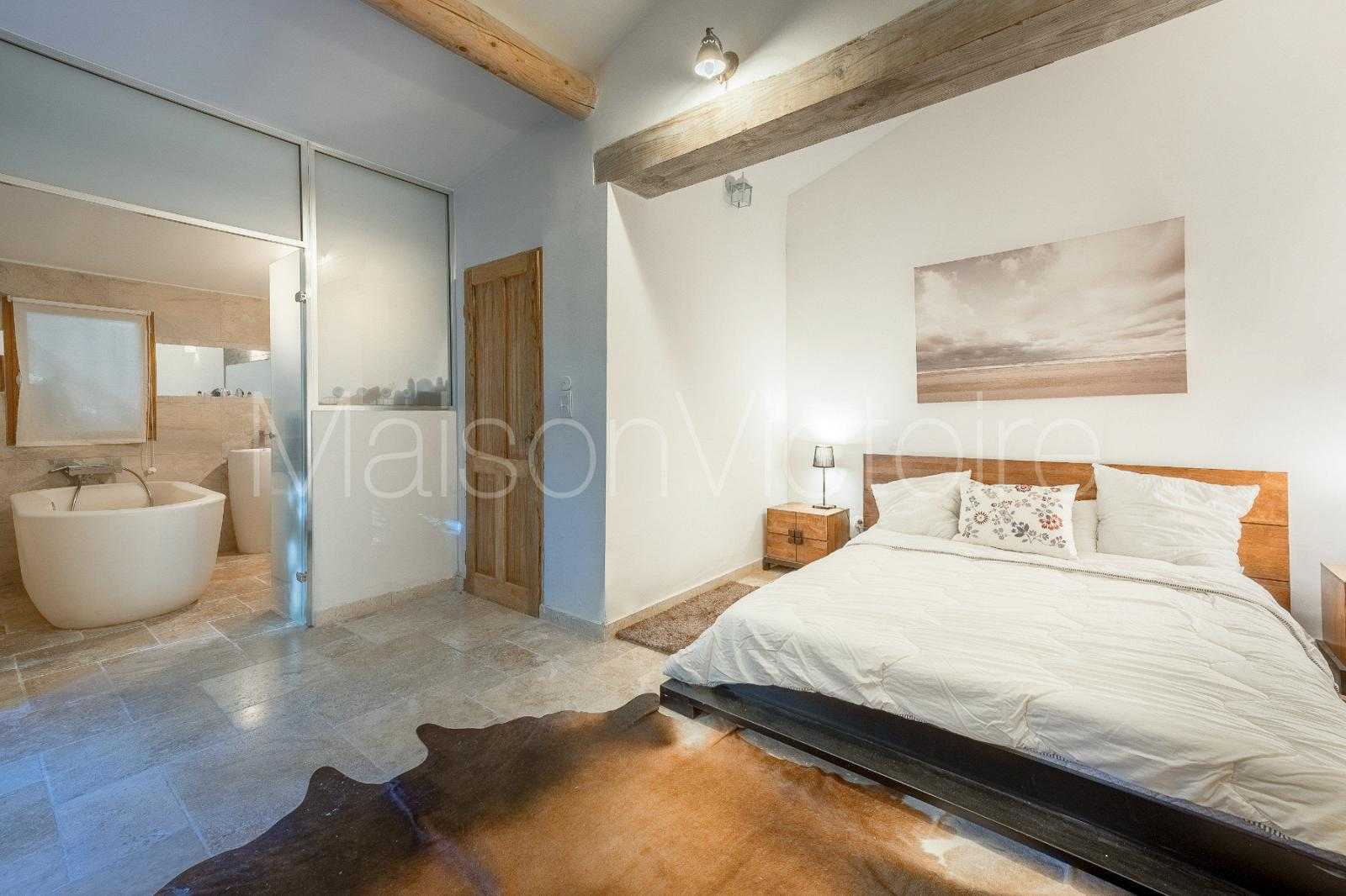 Casa nel Cabrieres-d'Avignon, Provenza-Alpi-Costa Azzurra 10151765