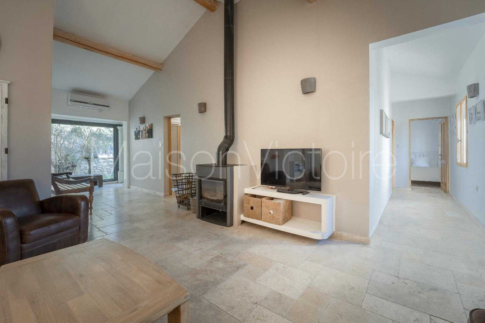 House in Cabrieres-d'Avignon, Provence-Alpes-Cote d'Azur 10151765