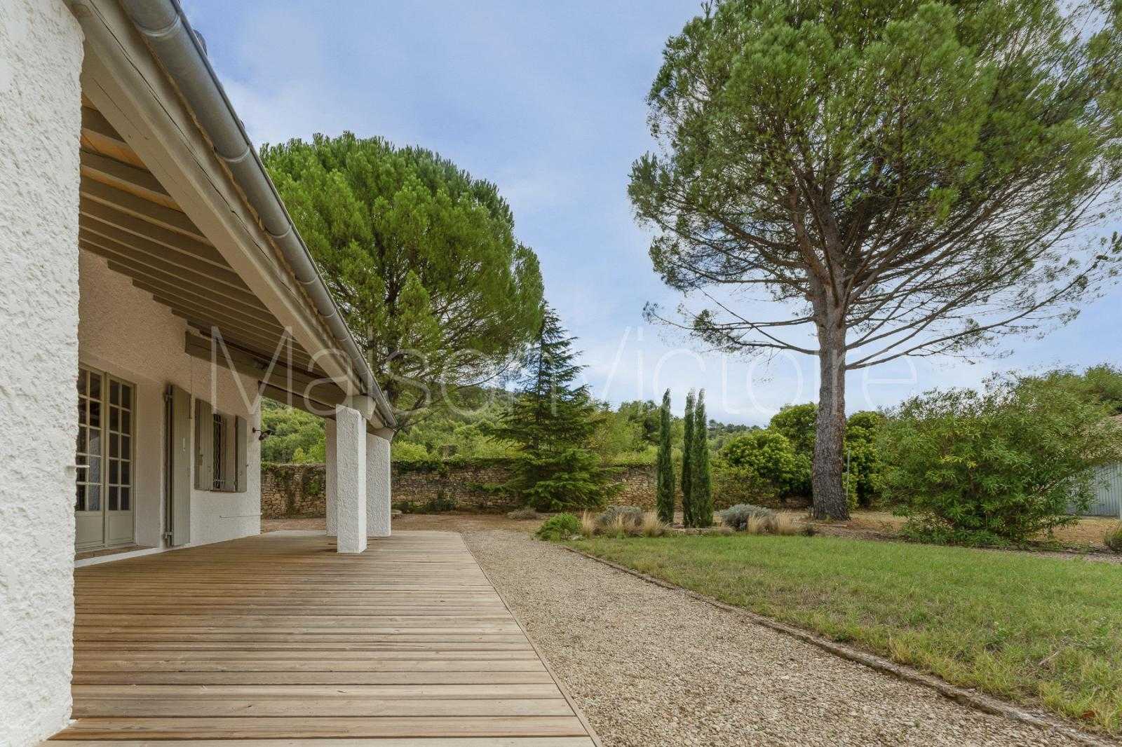 жилой дом в L'Isle-sur-la-Sorgue, Provence-Alpes-Côte d'Azur 10151787