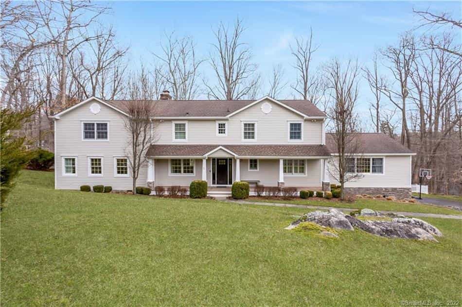 House in Hunting Ridge, Connecticut 10152376