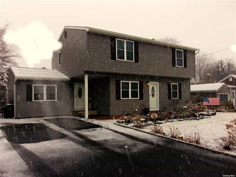 House in Sayville, New York 10152587