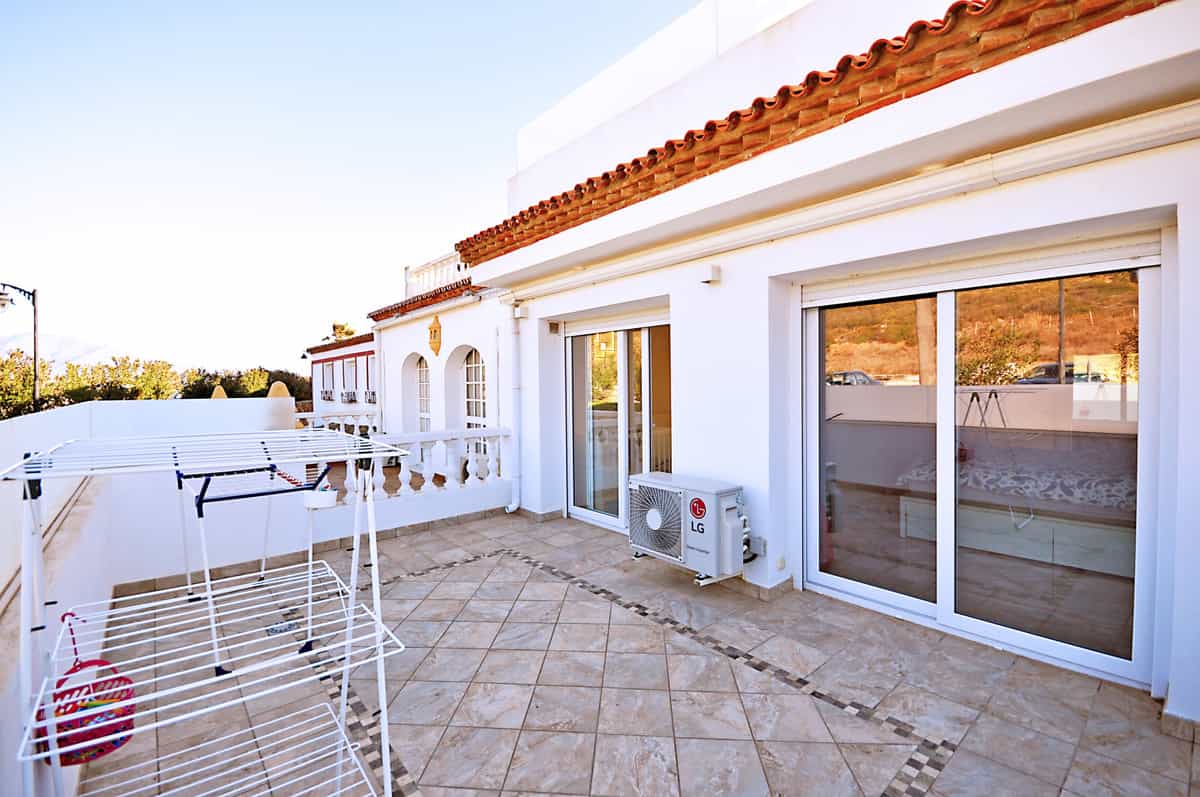 House in Puerto de la Duquesa, Andalusia 10153646