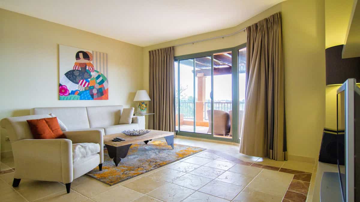 Condominium in Benahavis, Andalusia 10154200
