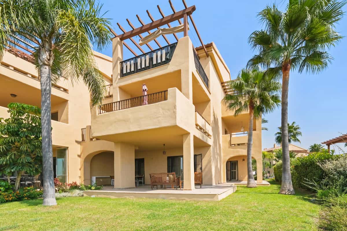 Condominium in Benahavis, Andalusia 10154449