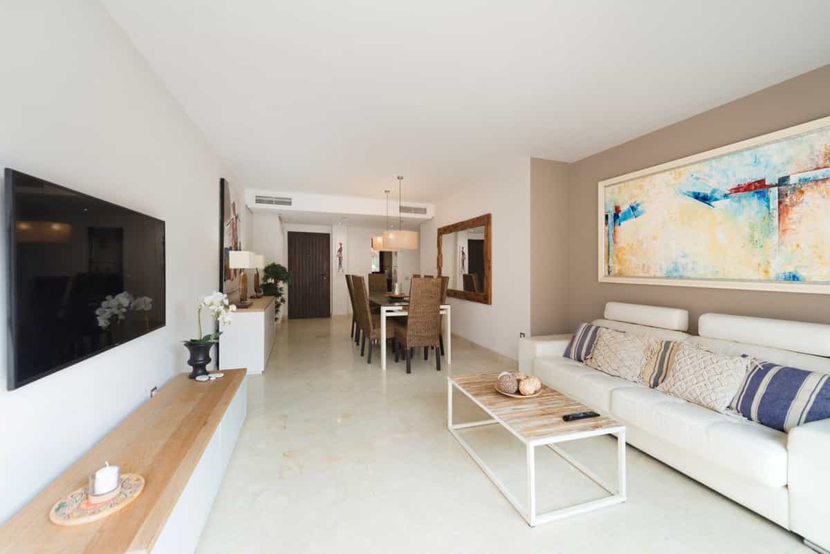 Condominium in Benahavis, Andalusia 10154597
