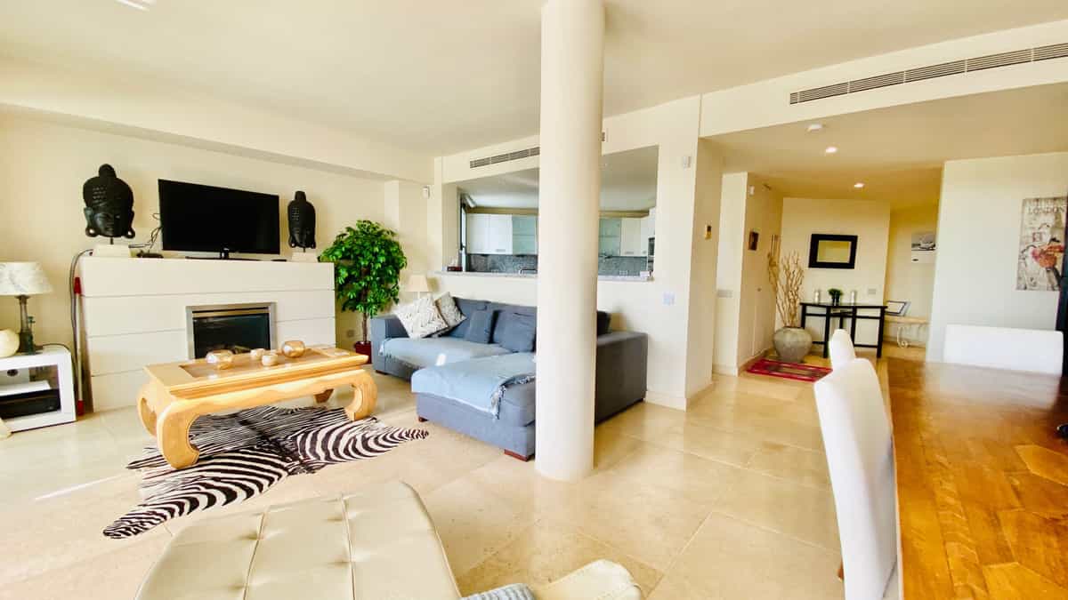 Condominium in Benahavis, Andalusia 10155621