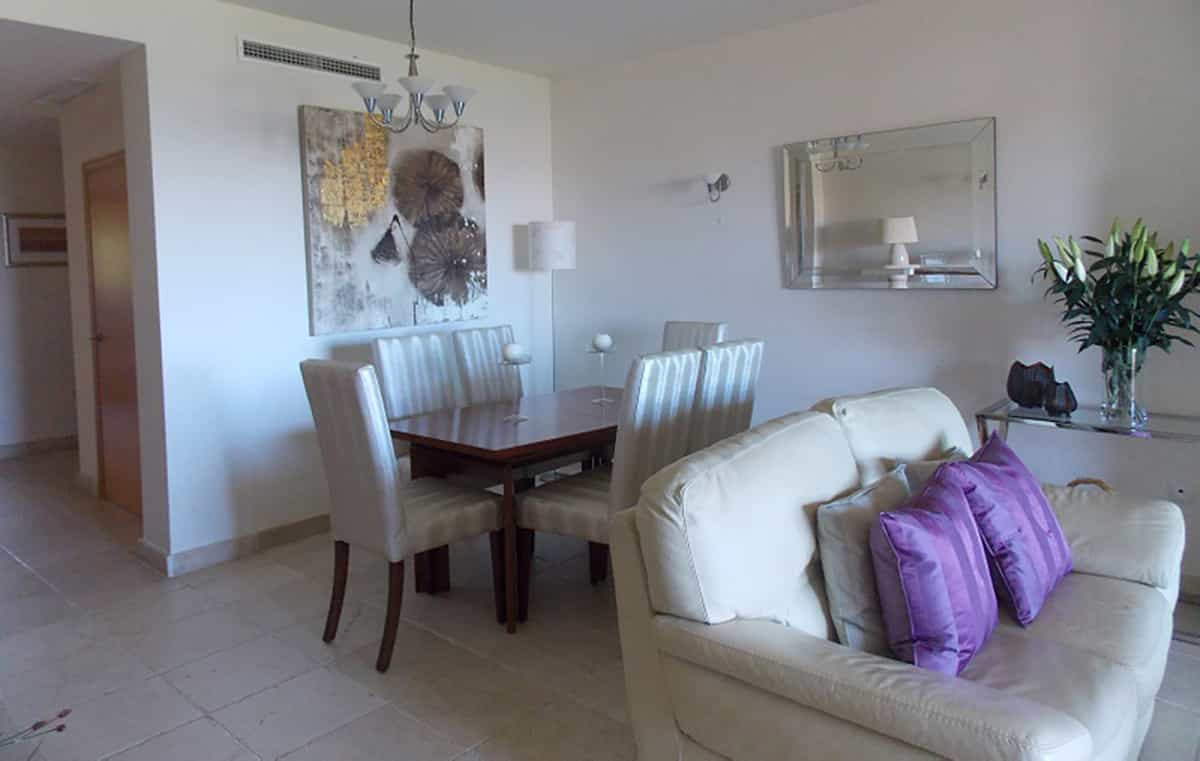 Condominium in Benahavis, Andalusia 10155660