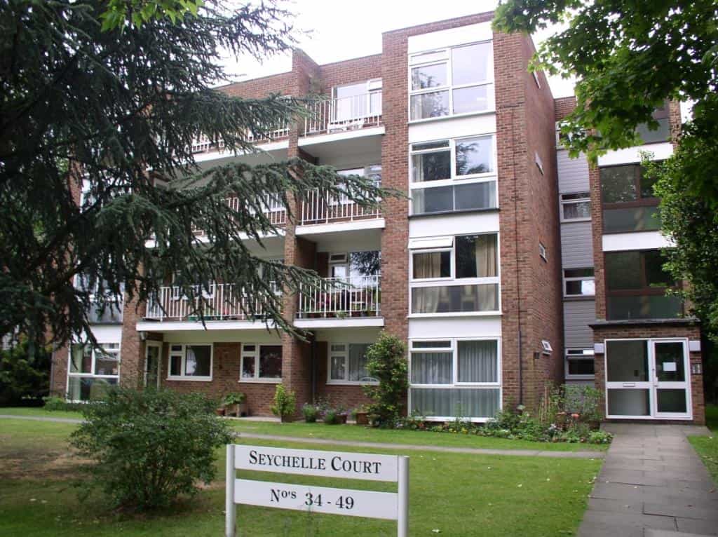 Condominium in , England 10155777