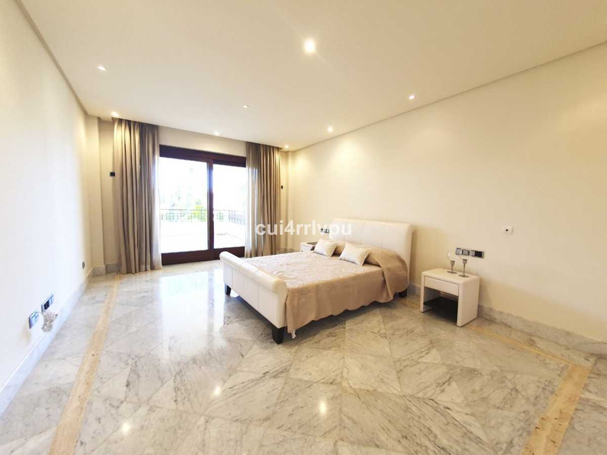 Condominium in Marbella, Andalusia 10155785
