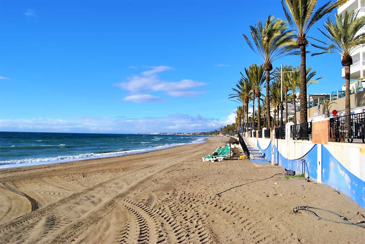 Condominium in Marbella, Andalusia 10157715