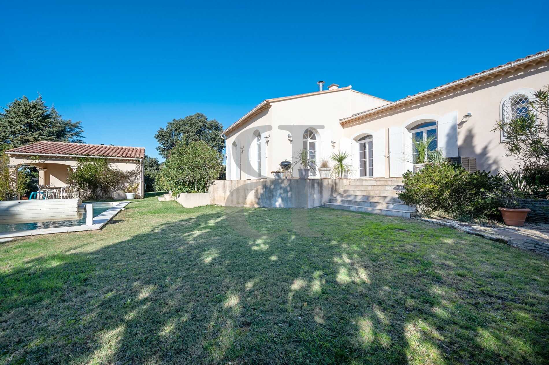 House in L'Isle-sur-la-Sorgue, Provence-Alpes-Cote d'Azur 10158769