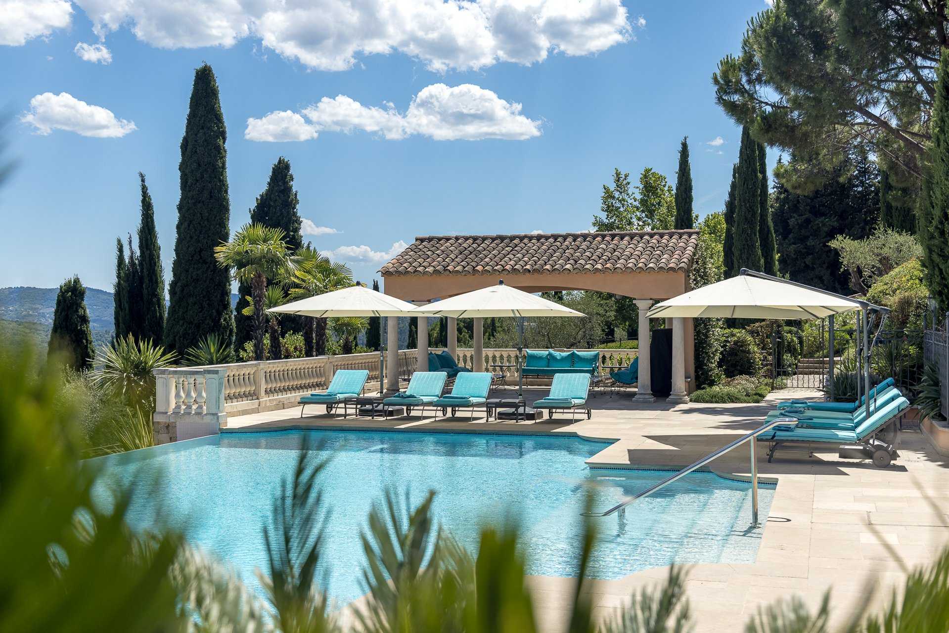 Talo sisään Grasse, Provence-Alpes-Cote d'Azur 10159623