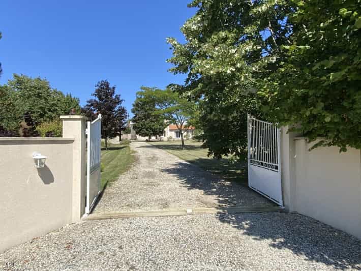 Hus i Villefagnan, Nouvelle-Aquitaine 10160077