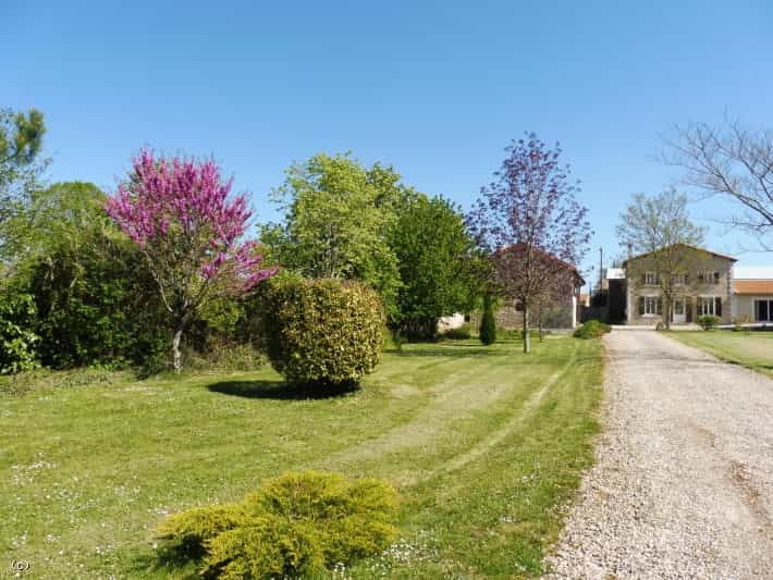 House in Villefagnan, Nouvelle-Aquitaine 10160077