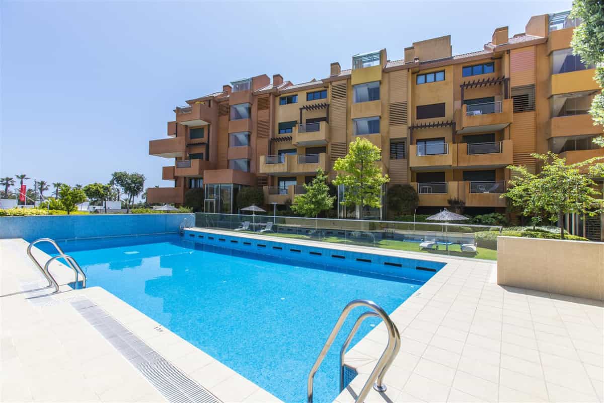 Condominium in Guadiaro, Andalusia 10162110