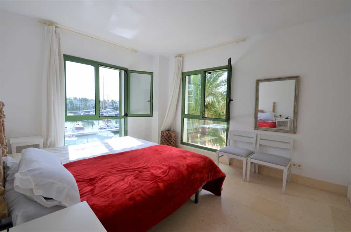 Condominium in Guadiaro, Andalusia 10162881