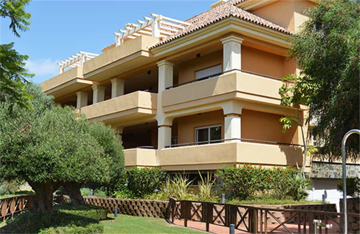 Condominium in Guadiaro, Andalusia 10163448