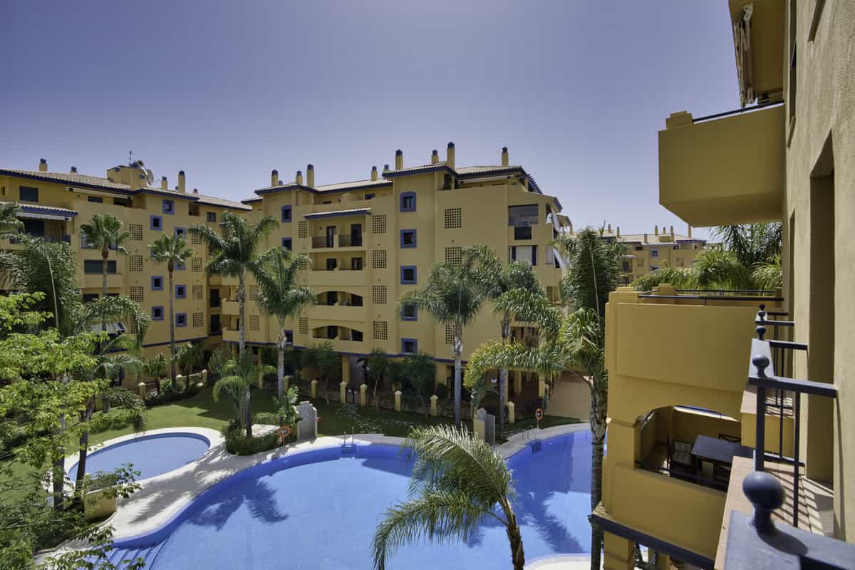 Condominium in San Pedro de Alcantara, Andalusia 10164459