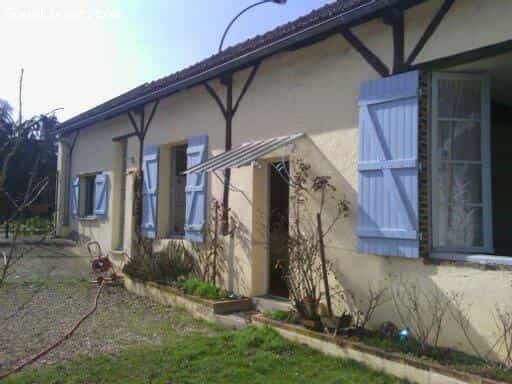 Rumah di Saint-Fargeau, Bourgogne-Franche-Comte 10165066