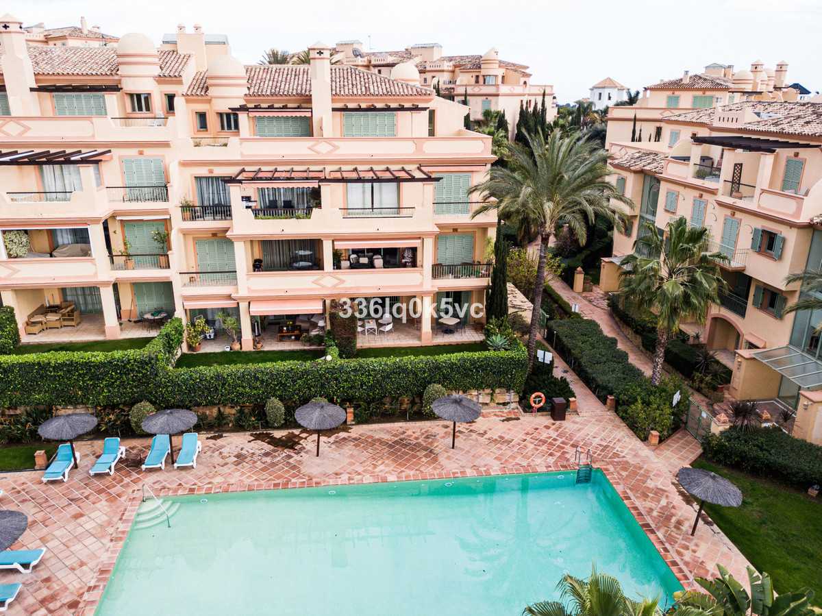 Condominium in Benahavis, Andalusia 10165420