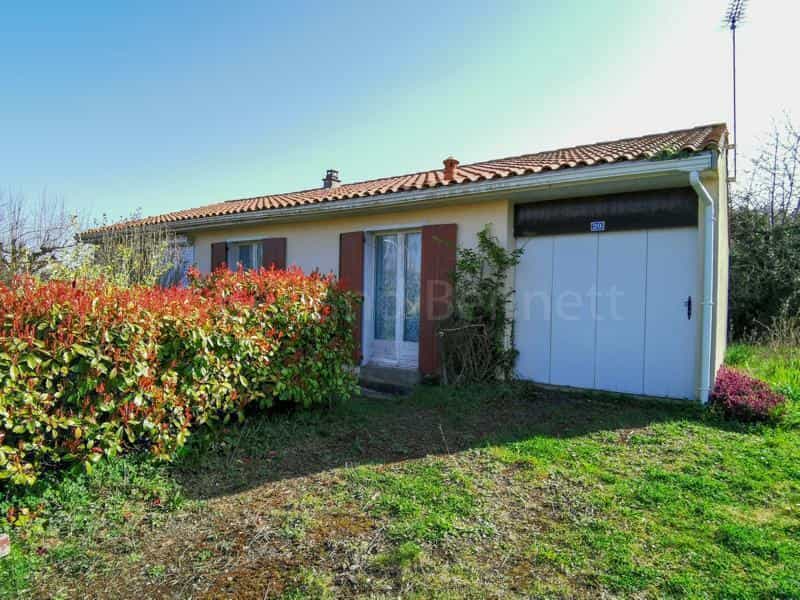 House in Chaunay, Nouvelle-Aquitaine 10165972