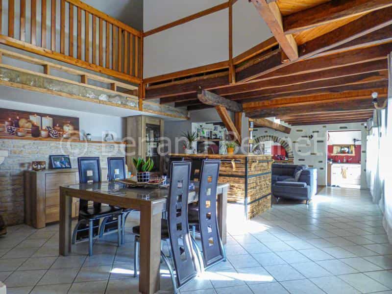 House in Chaunay, Nouvelle-Aquitaine 10165975