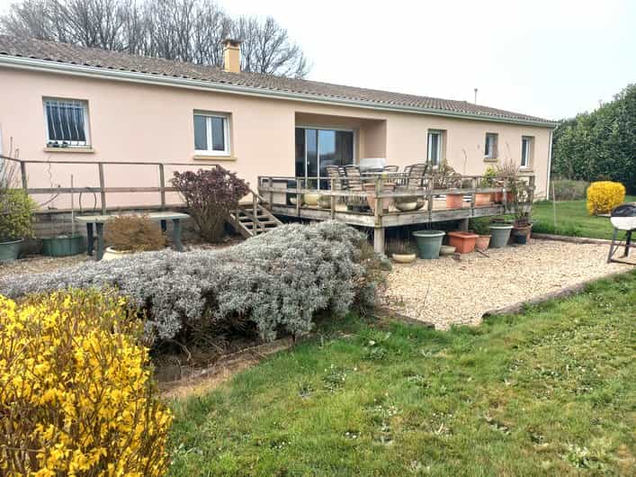 Other in Benest, Nouvelle-Aquitaine 10165979
