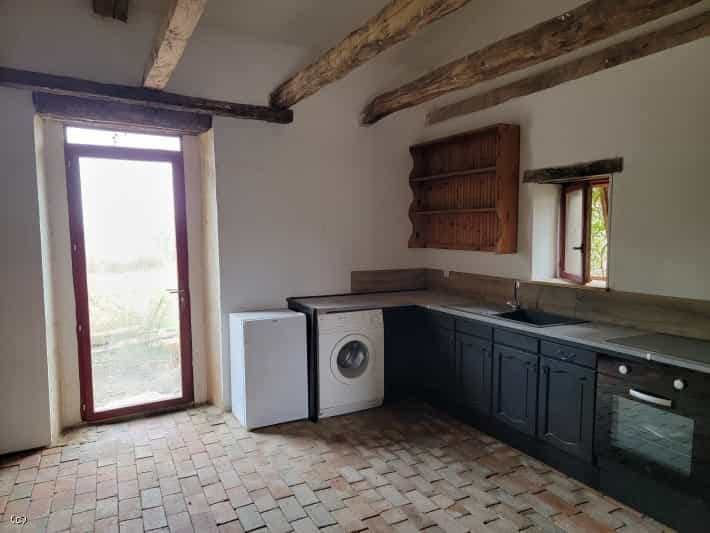 House in Champagne-Mouton, Nouvelle-Aquitaine 10166685