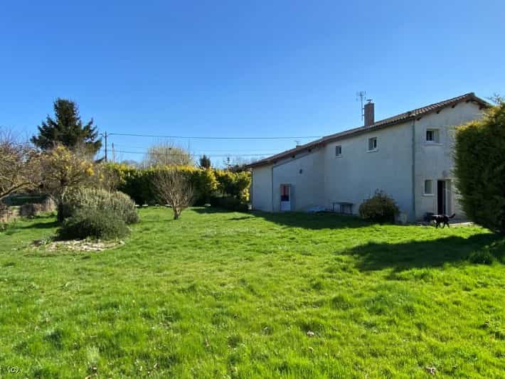 House in Charme, Nouvelle-Aquitaine 10166723