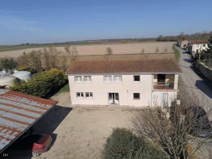 House in Charme, Nouvelle-Aquitaine 10166723