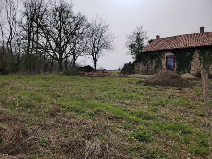 House in Champagne-Mouton, Nouvelle-Aquitaine 10167832