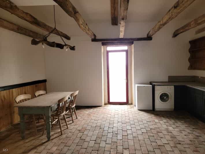 жилой дом в Champagne-Mouton, Nouvelle-Aquitaine 10167832