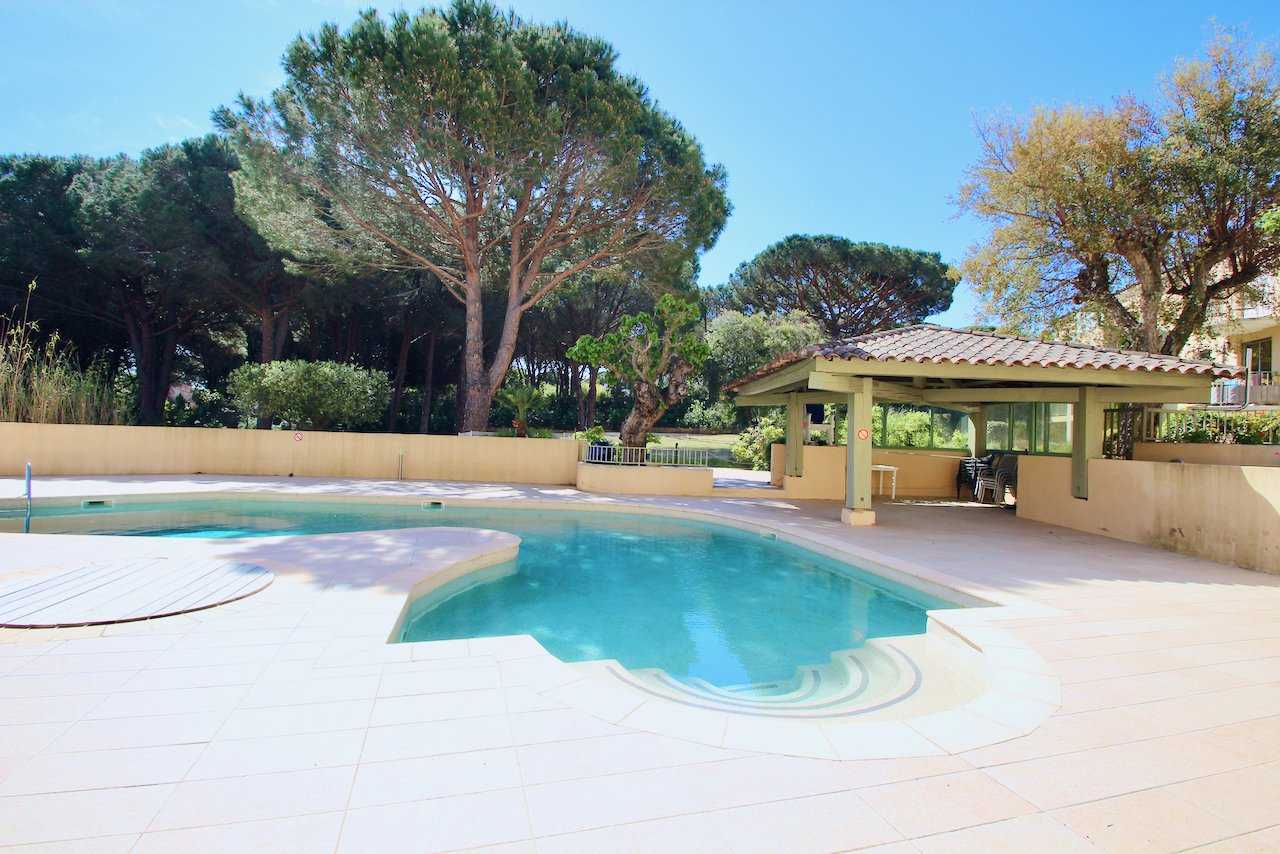 Condominium in Saint-Tropez, Provence-Alpes-Cote d'Azur 10168047