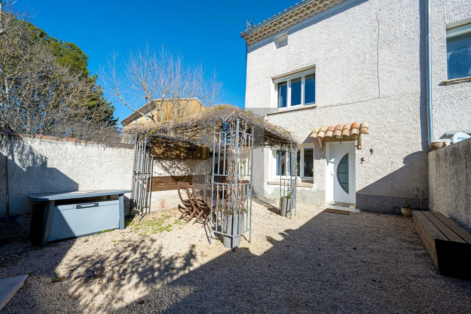 House in L'Isle-sur-la-Sorgue, Provence-Alpes-Cote d'Azur 10168108