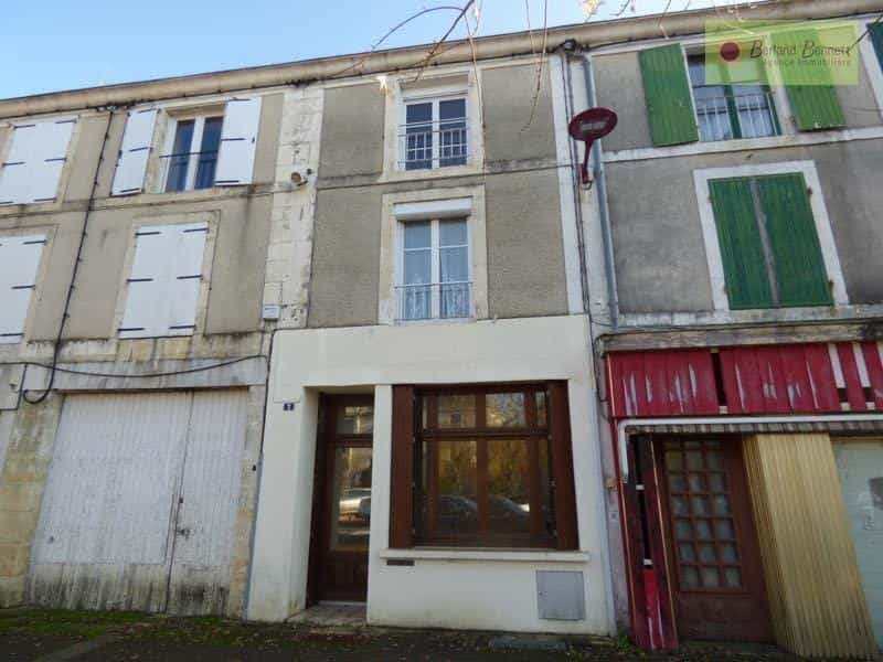 House in Sauze-Vaussais, Nouvelle-Aquitaine 10169417