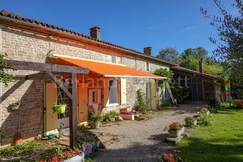 Будинок в Sauzé-Vaussais, Nouvelle-Aquitaine 10169432