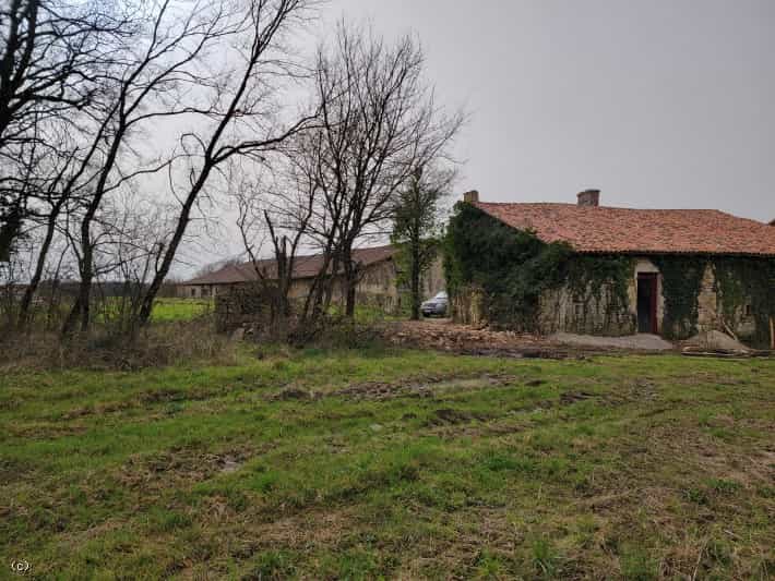 Casa nel Champagne-Mouton, Nouvelle-Aquitaine 10169475