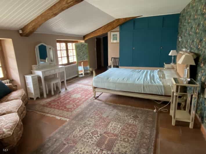 Dom w Verteuil-sur-Charente, Nouvelle-Aquitaine 10169489