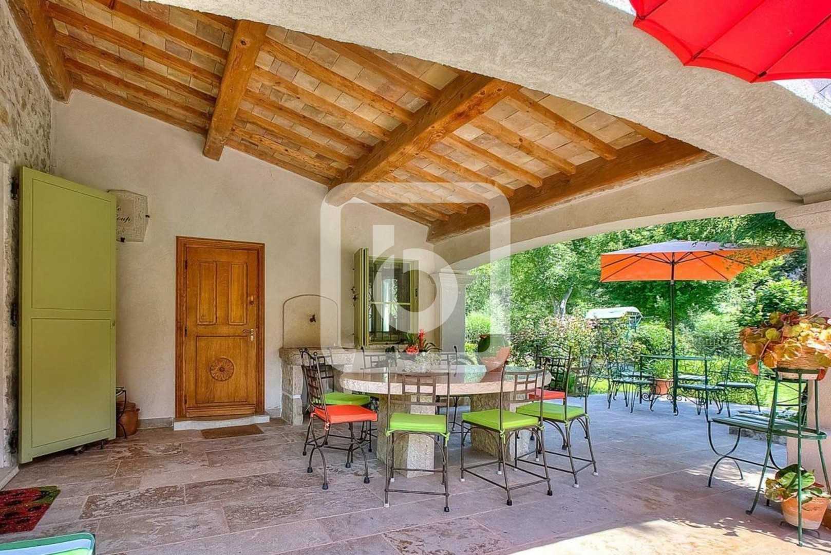 Casa nel La Colle-sur-Loup, Provence-Alpes-Côte d'Azur 10169857