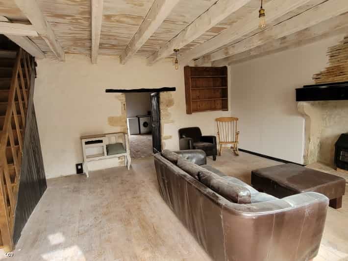 House in Champagne-Mouton, Nouvelle-Aquitaine 10171696