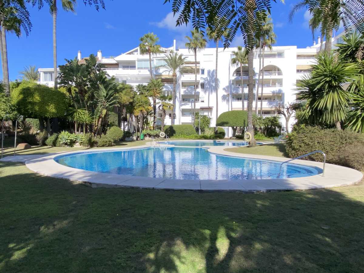 Condominium in Benahavis, Andalusia 10174368