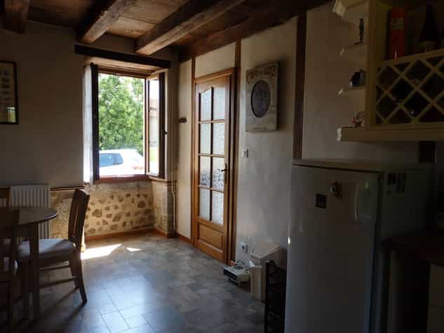 Talo sisään Thiat, Nouvelle-Aquitaine 10176300