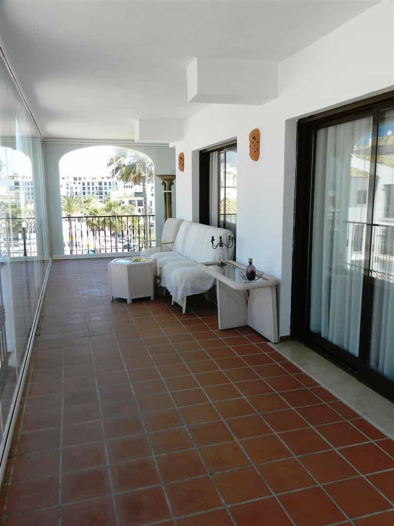 Condominium in Puerto de la Duquesa, Andalusia 10177216