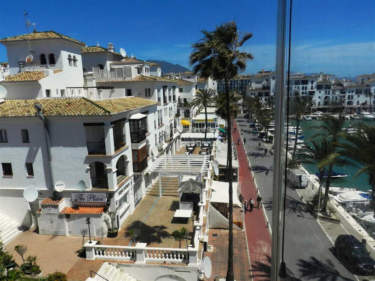 Condominium in Puerto de la Duquesa, Andalusia 10177216