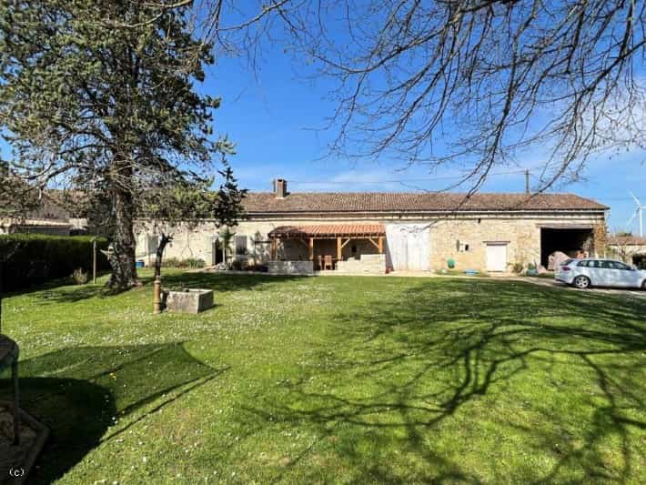 House in Chaunay, Nouvelle-Aquitaine 10177851