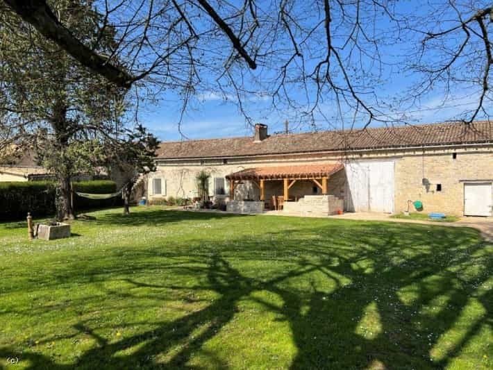 House in Chaunay, Nouvelle-Aquitaine 10177851