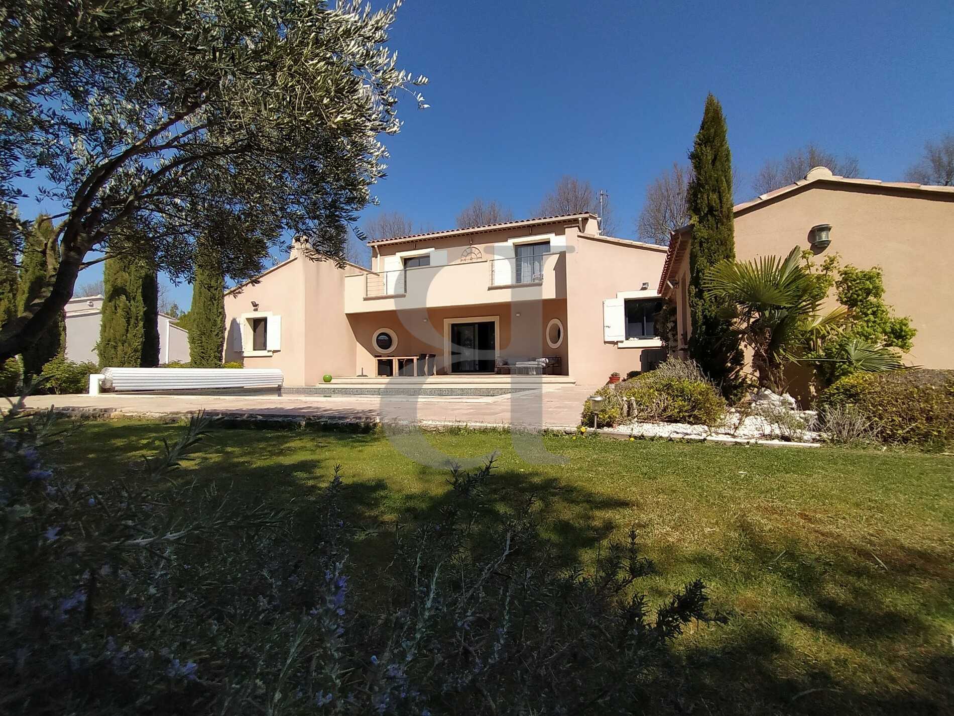 House in L'Isle-sur-la-Sorgue, Provence-Alpes-Cote d'Azur 10177880