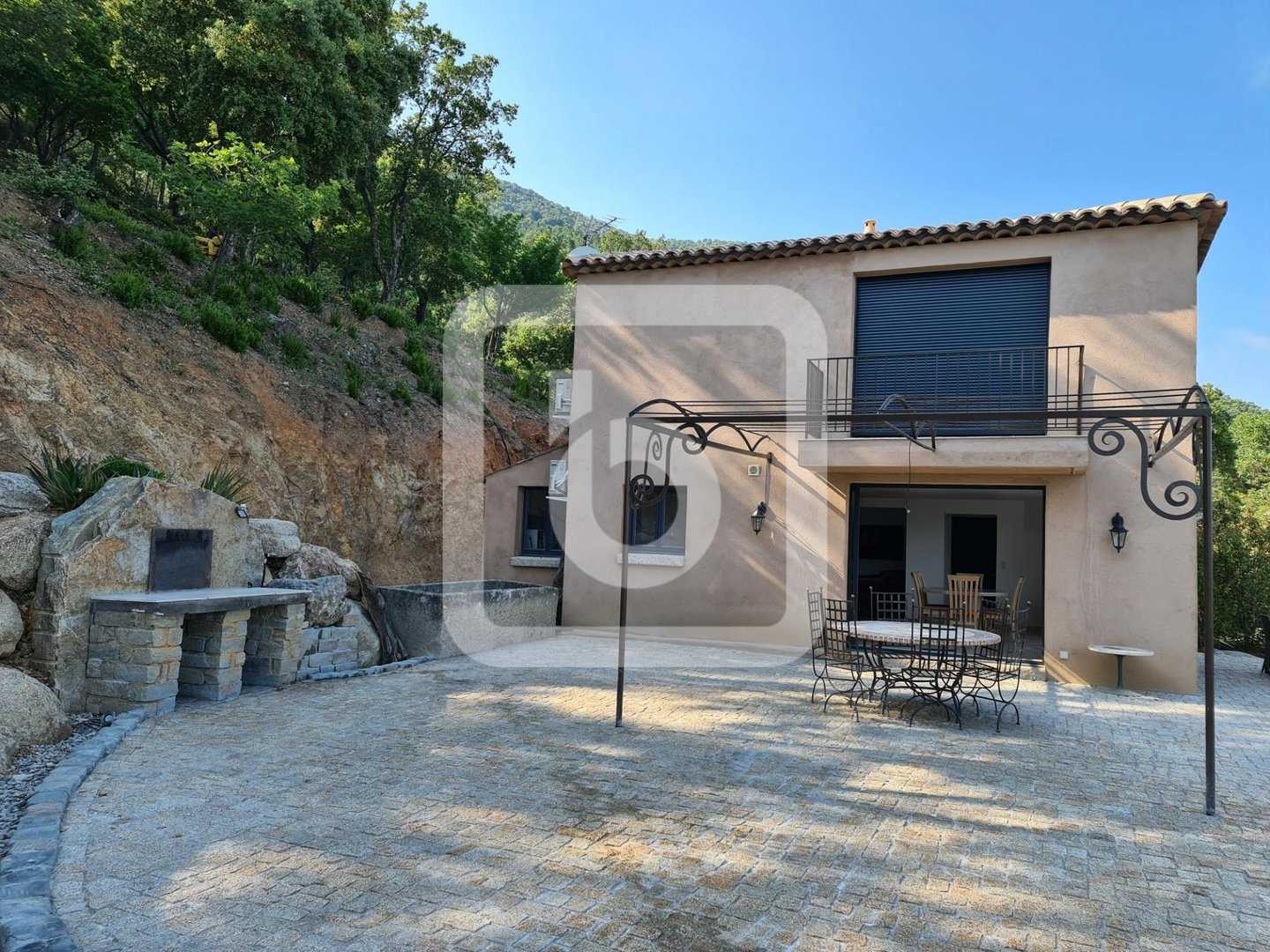 House in Le Plan-de-la-Tour, Provence-Alpes-Cote d'Azur 10179805